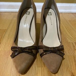 Size 8.5 Anne Klein Tan Suede Heels with Bow